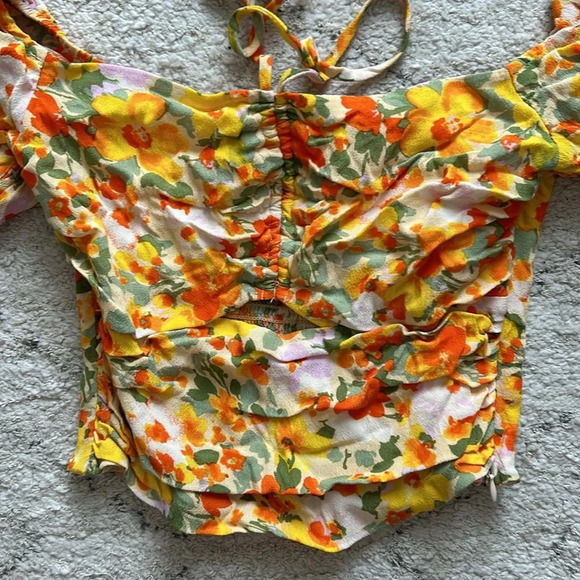 ASTR the Label Floral Puff Sleeve Halter Top in  Orange Lilac Floral size small - Picture 3 of 8